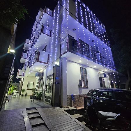 Отель Shri Krishna Divine Dham Матхура Экстерьер фото